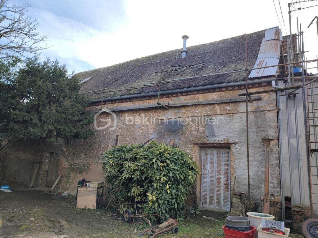 Pavillon de plain pied avec une grange de 210m²,un garage et un hangar sur 4827 m² de terrain – 3 pièces – 2 chambres – 60 m²