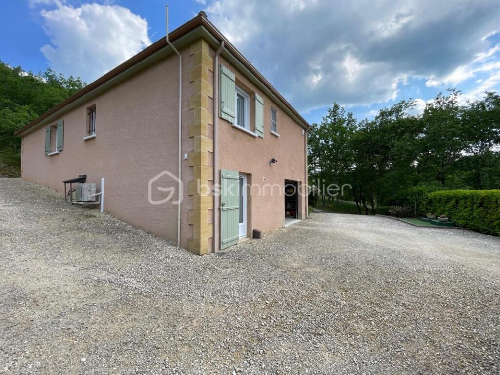 Maison rénovée avec soins sur 3532 m² de terrain non clos – 4 pièces – 3 chambres – 116 m²