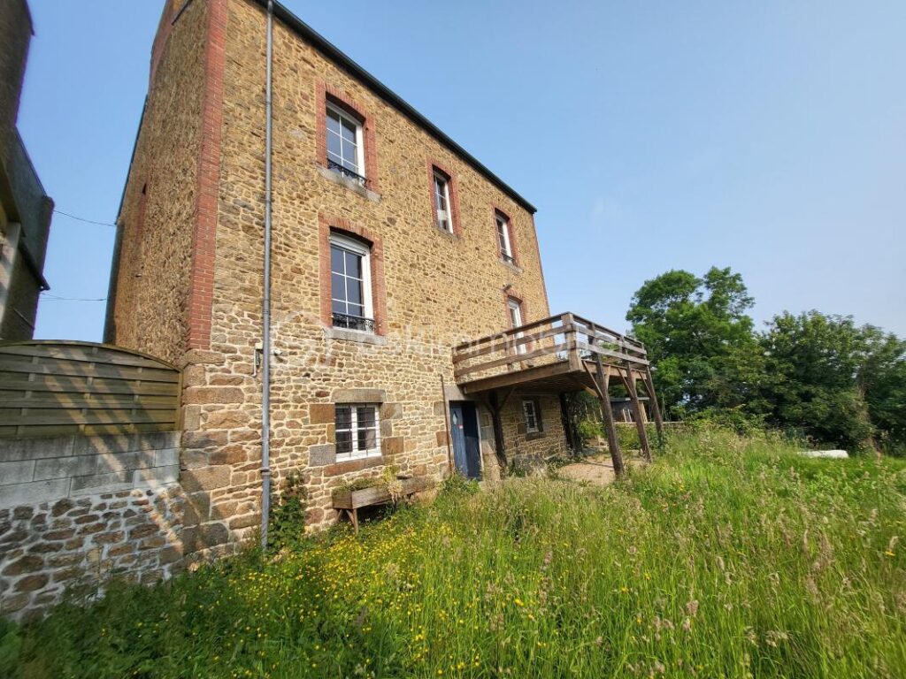 Une maison pleine de vie et de caractère située à Avranches ! – 7 pièces – 4 chambres – 215 m²