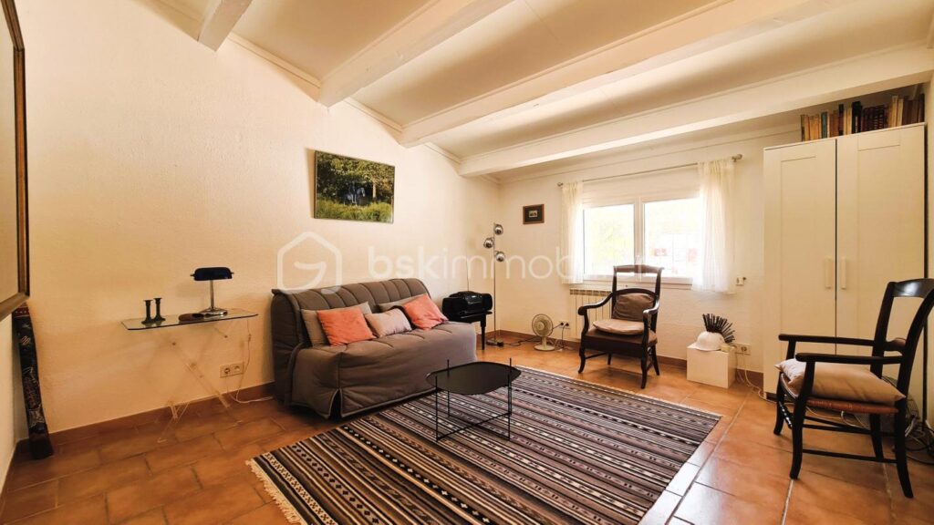 ***Propriété atypique- 299m²- T8- Terrasse- Cour- Garage- Extérieur- Calme- Vue***- Isolé- La Palme*** – 9 pièces – 6 chambres – 299 m²