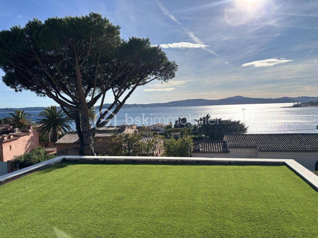 SAINTE MAXIME Villa contemporaine de prestige avec vue mer – 5 pièces – 4 chambres – 262 m²