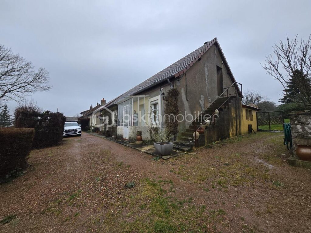 Magnifique longère de 131m² et ses dépendances à Saint Benin d’Azy – 4 pièces – 3 chambres – 138 m²