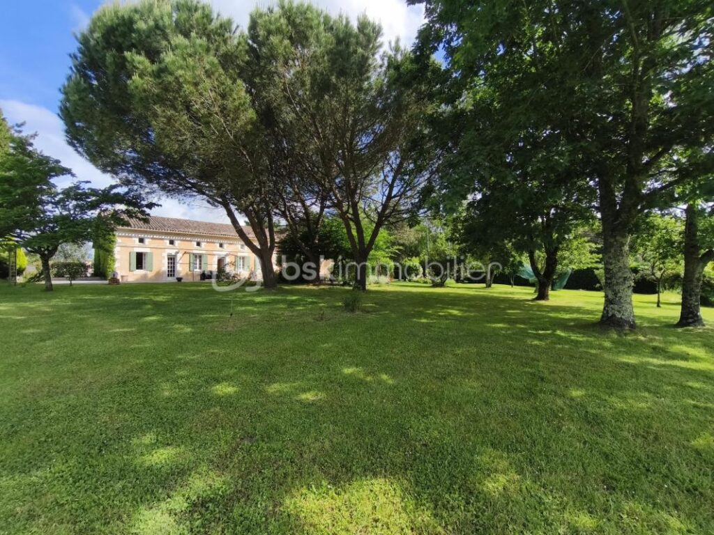 LONGERE DE CHARME – 10 pièces – 4 chambres – 221 m²