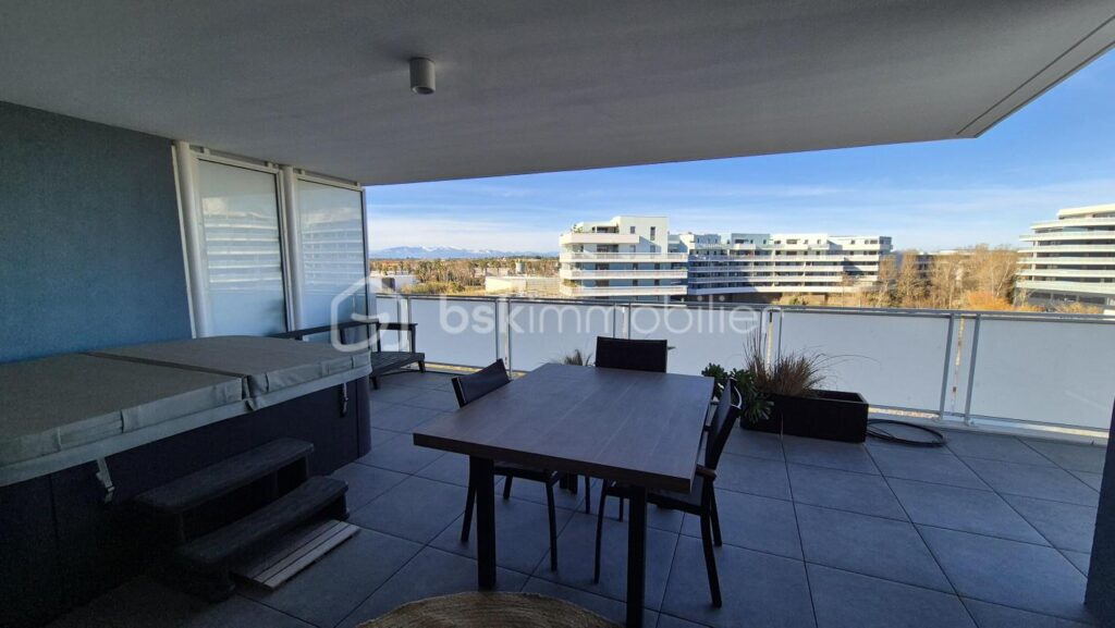 A VENDRE APPARTEMENT RECENT TRAVERSANT DE 122M² A CANET EN ROUSSILLON – COTE PORT – TERRASSES DE 100 M² – TROIS CHAMBRES – PARKING PRIVE – GARAGE INDIVIDUEL – CLIMATISATION GAINABLE – CUISINE D ETE – SPA – VUE DEGAGEE SUR LES ALBERES – 5 pièces – 3 chambres – 122 m²