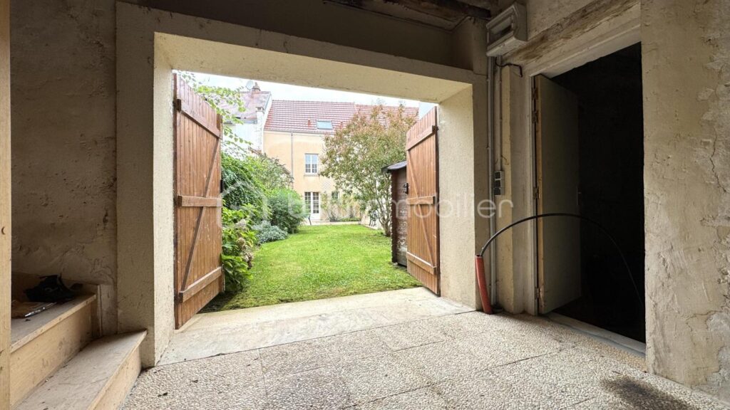 À vendre : Grande maison de ville à Germigny-l’Évêque 210m2 – 7 pièces – 5 chambres – 210 m²