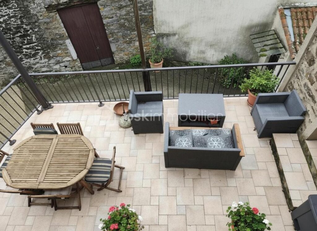 Charmante maison de famille en pierre dans un petit hameau au calme – 5 pièces – 3 chambres – 110 m²