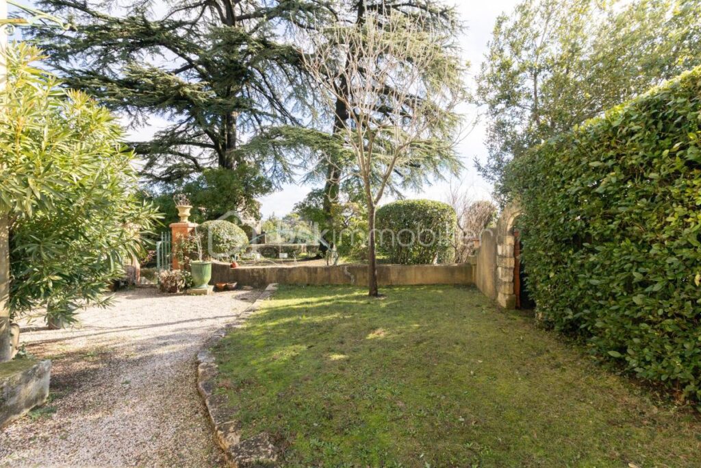 Demeure de caractère avec ascenseur, dépendances et terrain piscinable – 8 pièces – 6 chambres – 255 m²