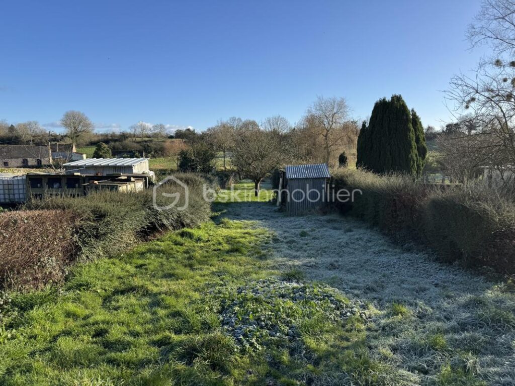 Maison de ville rénovée au coeur de Montebourg – Avec terrain, cour arrière, grange – 4 pièces – 2 chambres – 94 m²
