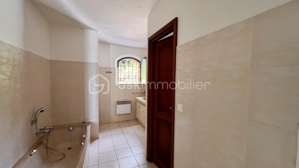 VILLA D’ARCHITECTE – VUE MER PANORAMIQUE – PISCINE – GARAGE – PROCHE CENTRE-VILLE – 7 pièces – 5 chambres – 230 m²