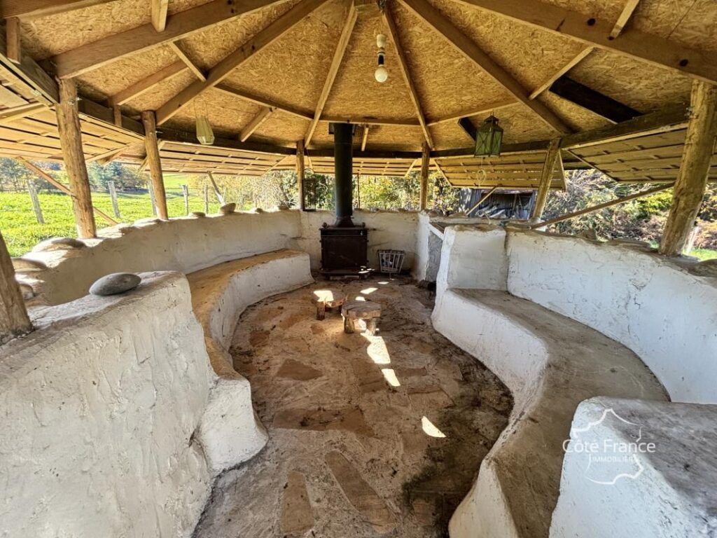 Maison d’été très charmante avec plus de 5 hectares du terra – 3 pièces – 2 chambres – 65 m²