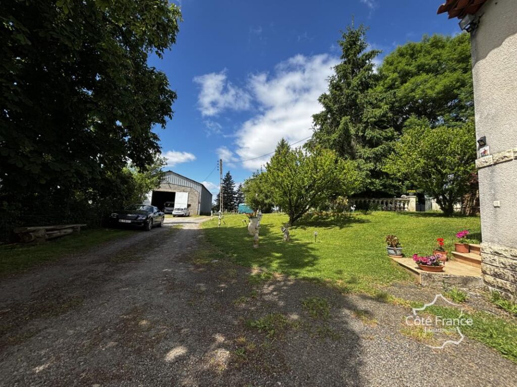Corps de ferme avec maison d’habitation, plusieurs grandes d – 6 pièces – 3 chambres – 98 m²