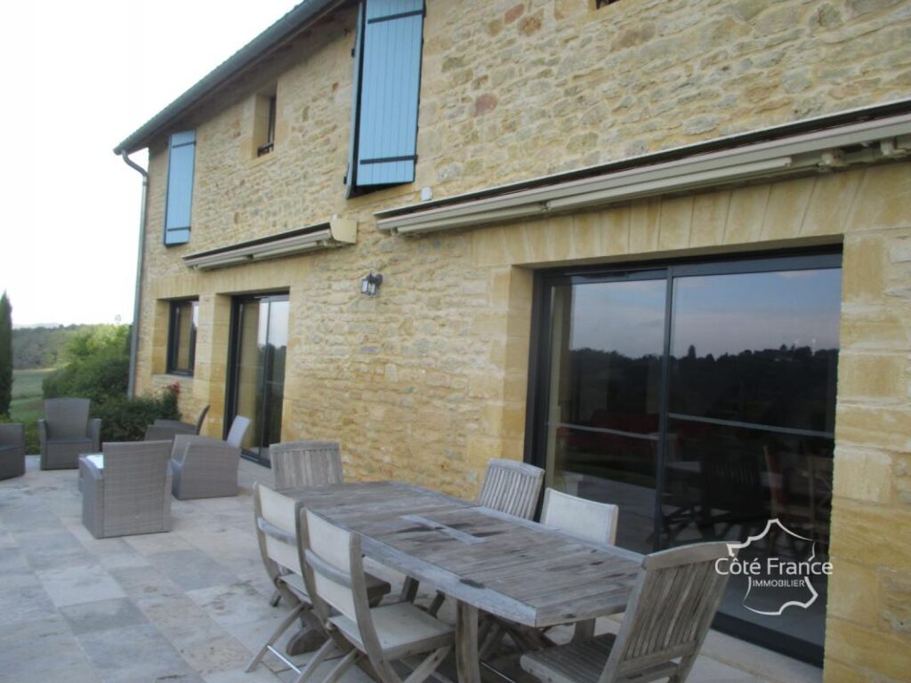 DORDOGNE-SARLAT LA CANEDA: ENSEMBLE IMMOBILIER DE GITES – NR pièces – 15 chambres – 720 m²