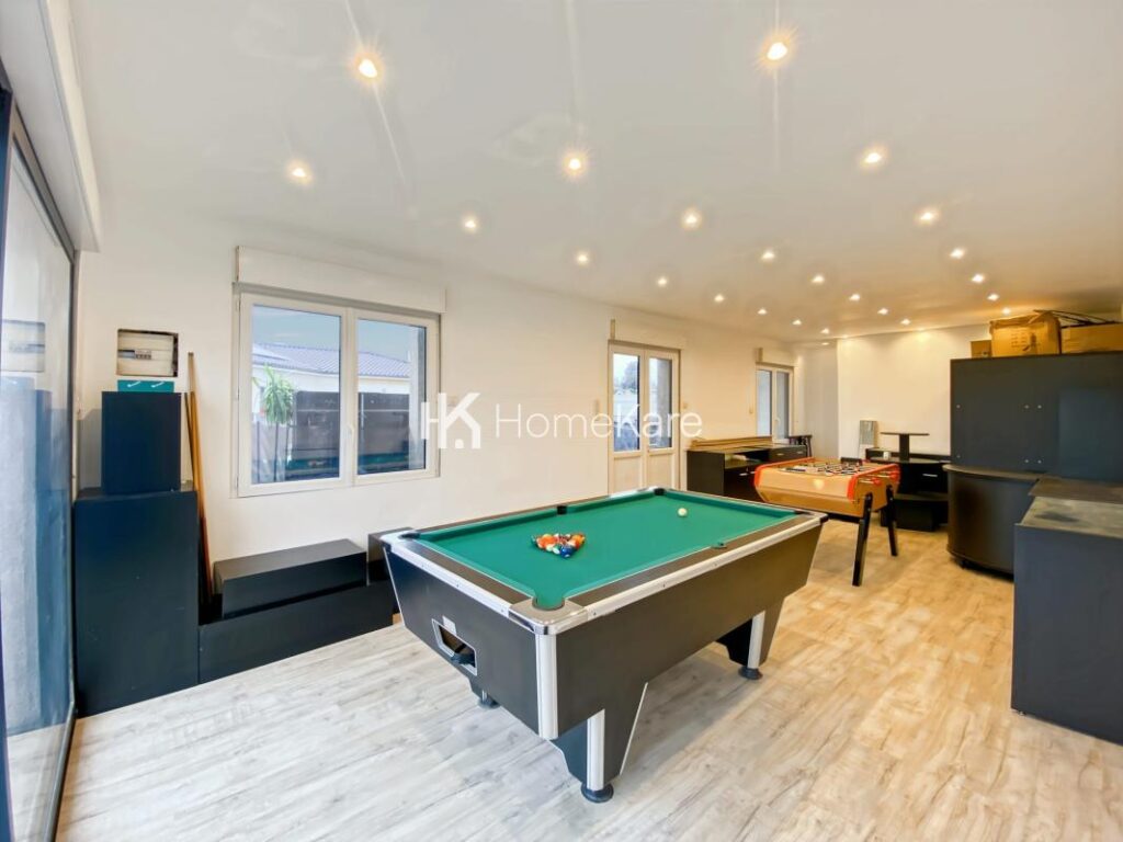 VILLA AVEC VUE, PISCINE, DEPENDANCE ET GRAND GARAGE – 8 pièces – 6 chambres – 275 m²