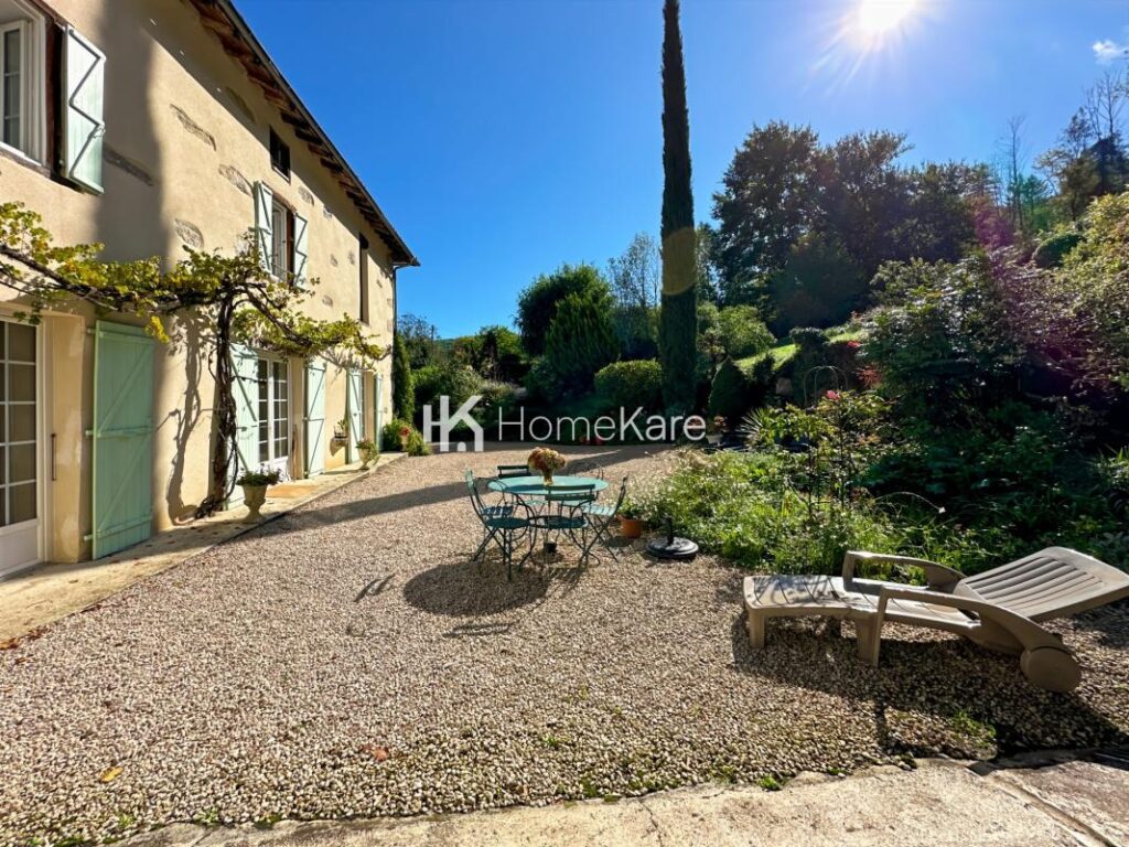 MAISON FAMILIALE – 9 pièces – 6 chambres – 300 m²