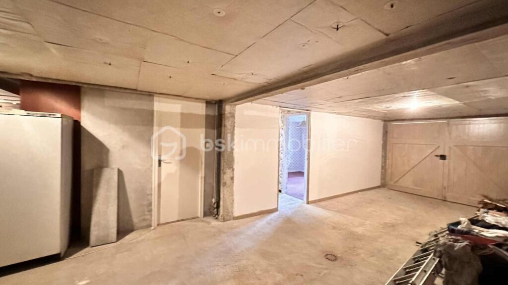 VILLA AVEC SOUS-SOL COMPLET SUR 2 510 m² DE TERRAIN CONSTRUCTIBLE – 4 pièces – 3 chambres – 103 m²