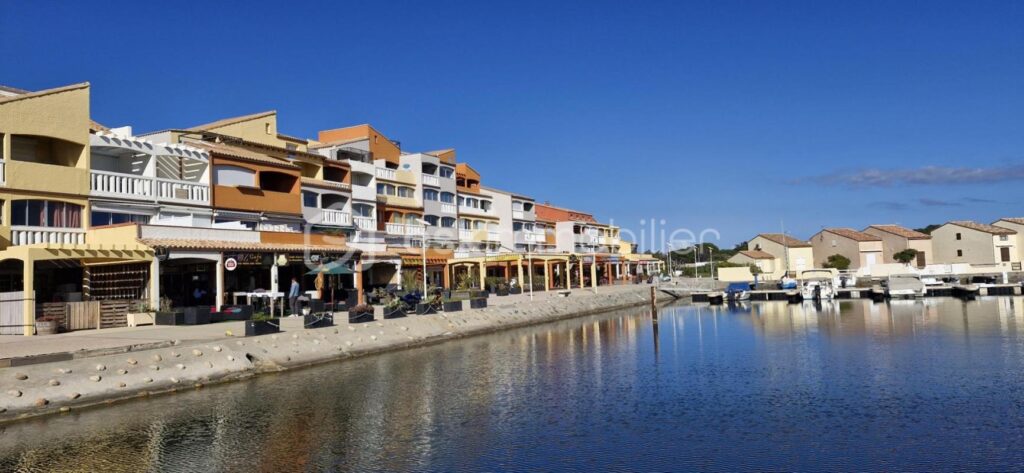 RARE – Grand T5 au bord de l’eau avec vue imprenable sur le Massif des Albères – 5 pièces – 2 chambres – 90 m²