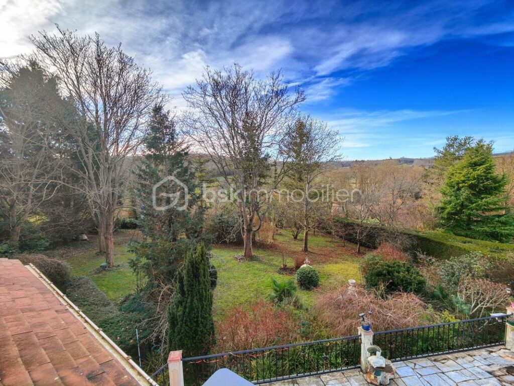 Belle maison familiale 5 ch dans un écrin boisé avec vue dégagée – 7 pièces – 5 chambres – 199 m²