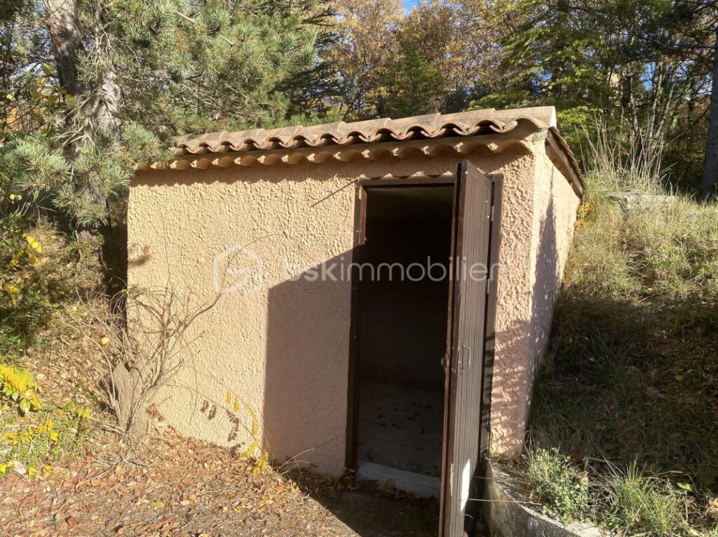 Maison traditionnelle de plain-pied de 133 m² – 6 pièces – 4 chambres + Grand Garage + Patio, sur un terrain de 4 000 m² – 6 pièces – 4 chambres – 133 m²