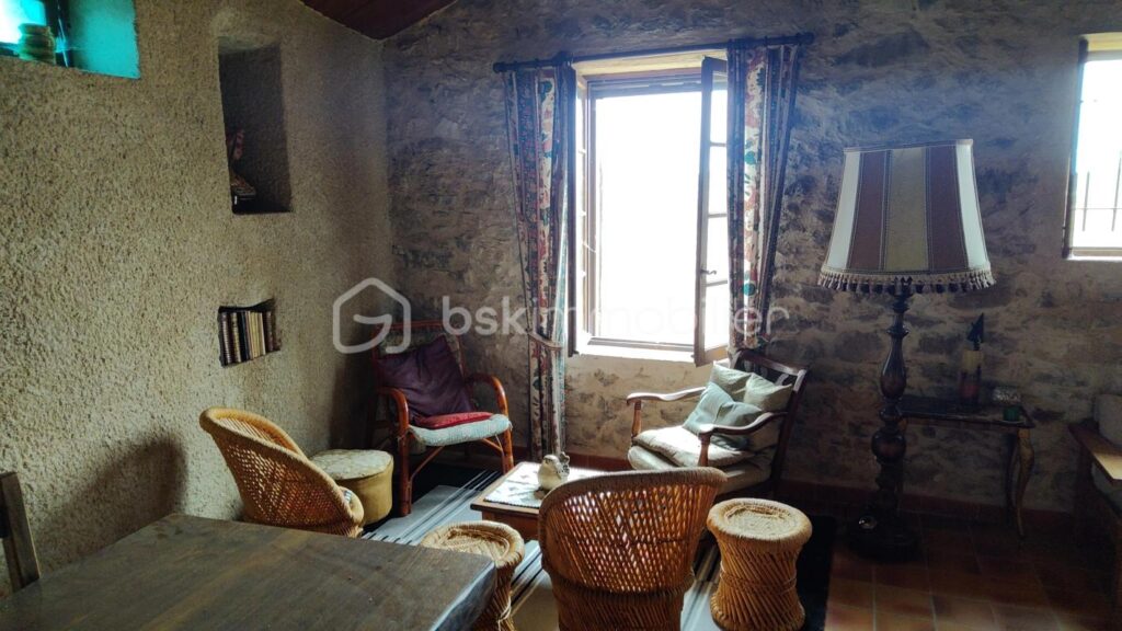 Premier niveau d’un ancien corps de ferme imprégné du charme de la Provence, avec piscine et vue exceptionnelle MONTLAUX 04230 – 4 pièces – 3 chambres – 110 m²