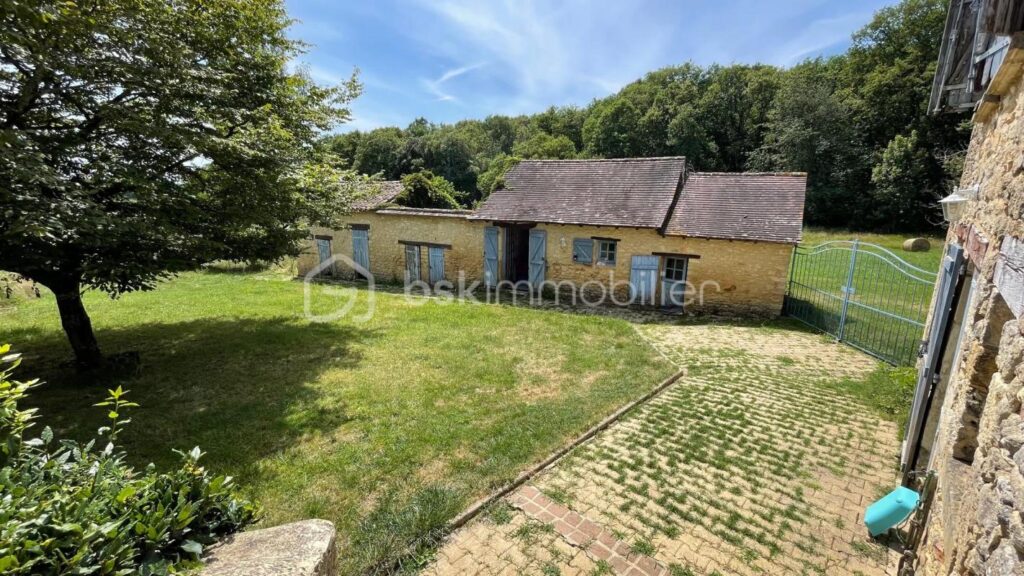 Grande propriété en pierre sur 86000m² de terrain – 7 pièces – 5 chambres – 226 m²