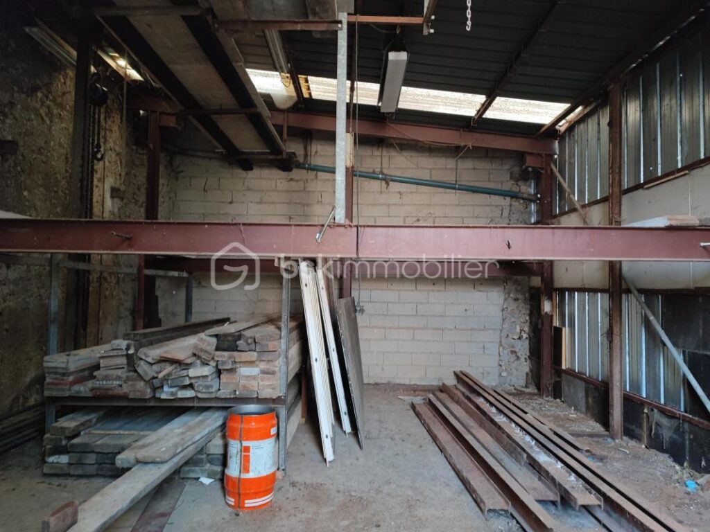 Pavillon de plain pied avec une grange de 210m²,un garage et un hangar sur 4827 m² de terrain – 3 pièces – 2 chambres – 60 m²