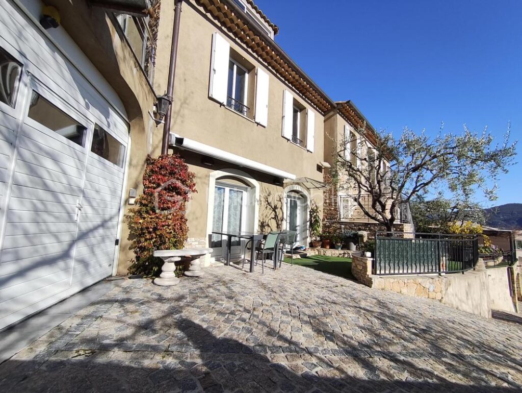 VILLA DE PRESTIGE – 270m² – PISCINE – CARROS VILLAGE – 7 pièces – 5 chambres – 264 m²