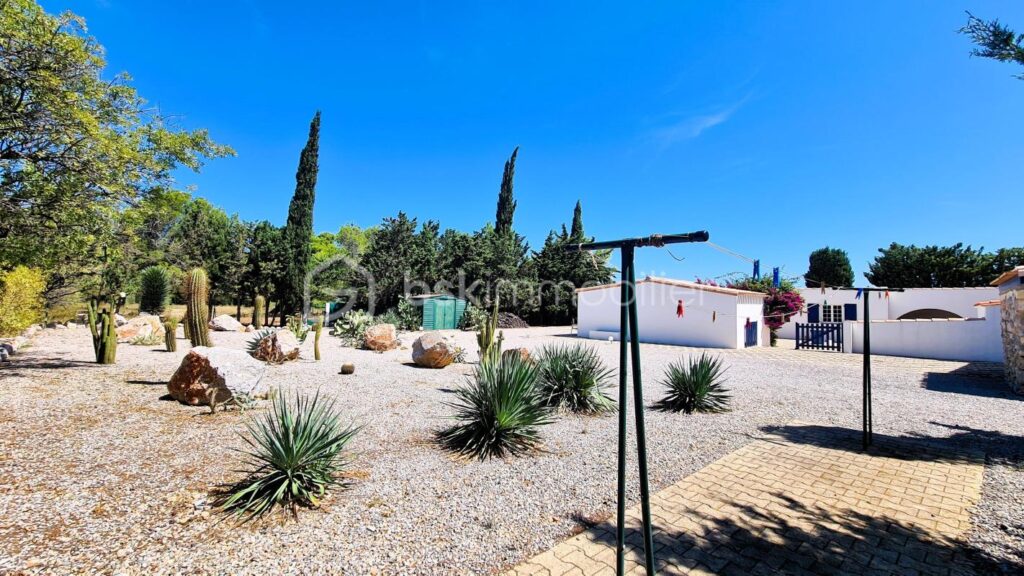 ***Propriété atypique- 299m²- T8- Terrasse- Cour- Garage- Extérieur- Calme- Vue***- Isolé- La Palme*** – 9 pièces – 6 chambres – 299 m²