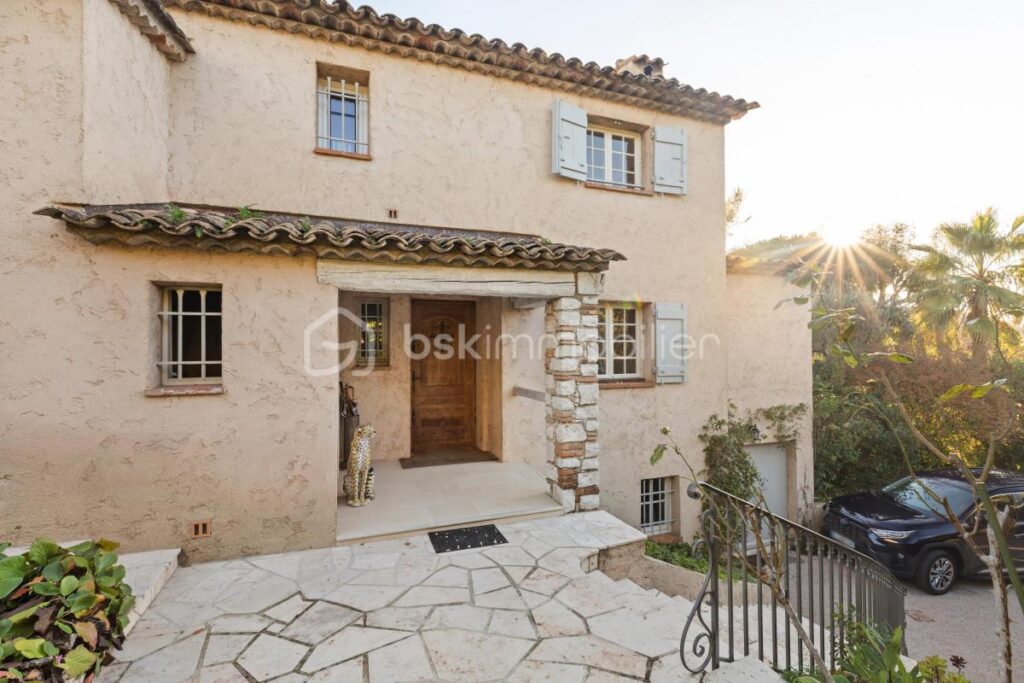 Une villa clés en main, alliant charme et sérénité dans un écrin de verdure – 5 pièces – 4 chambres – 170 m²