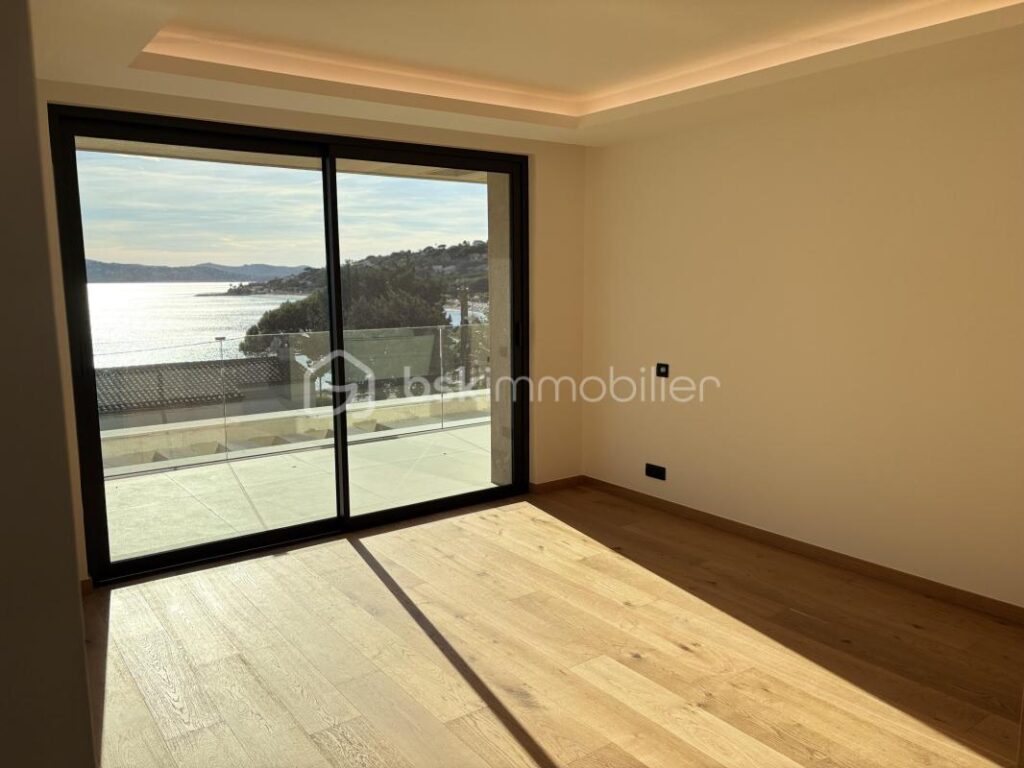 SAINTE MAXIME Villa contemporaine de prestige avec vue mer – 5 pièces – 4 chambres – 262 m²