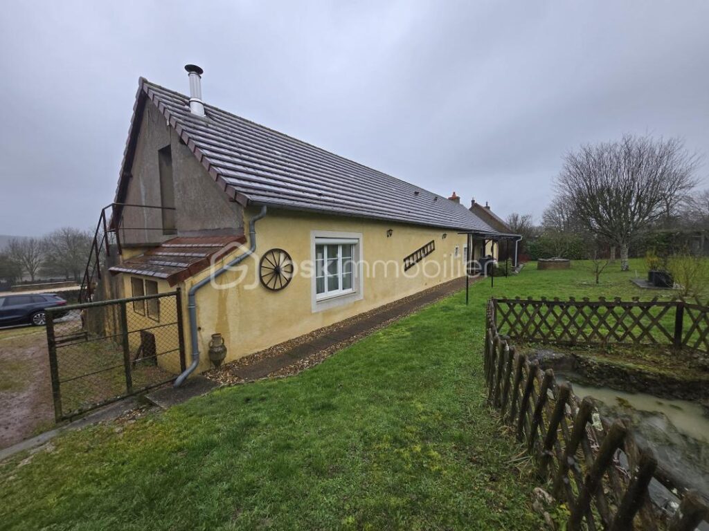 Magnifique longère de 131m² et ses dépendances à Saint Benin d’Azy – 4 pièces – 3 chambres – 138 m²