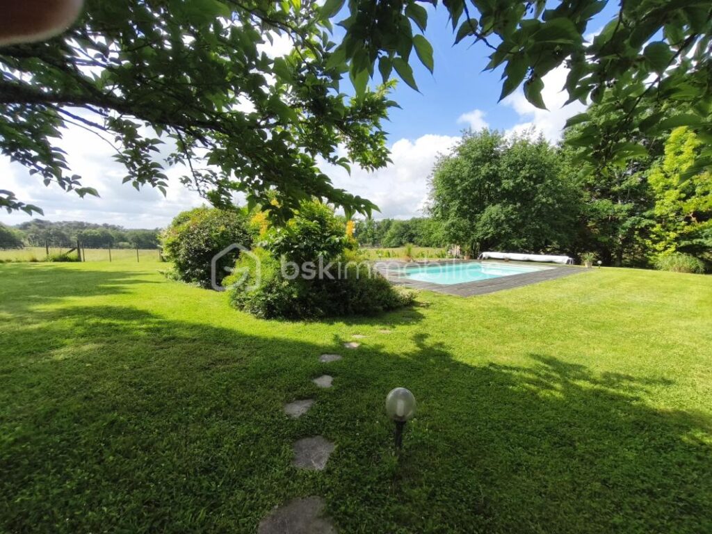 LONGERE DE CHARME – 10 pièces – 4 chambres – 221 m²