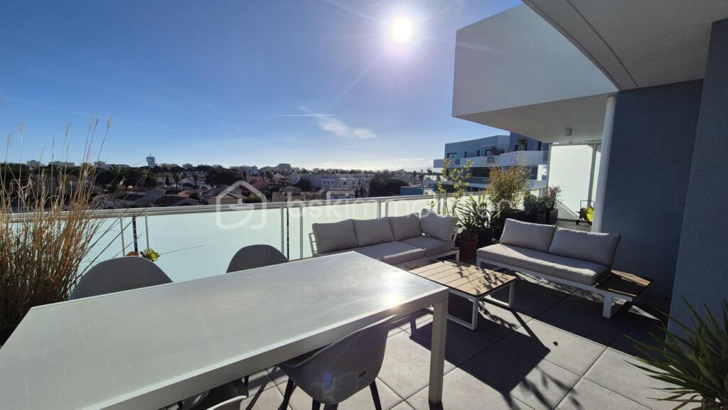 A VENDRE APPARTEMENT RECENT TRAVERSANT DE 122M² A CANET EN ROUSSILLON – COTE PORT – TERRASSES DE 100 M² – TROIS CHAMBRES – PARKING PRIVE – GARAGE INDIVIDUEL – CLIMATISATION GAINABLE – CUISINE D ETE – SPA – VUE DEGAGEE SUR LES ALBERES – 5 pièces – 3 chambres – 122 m²