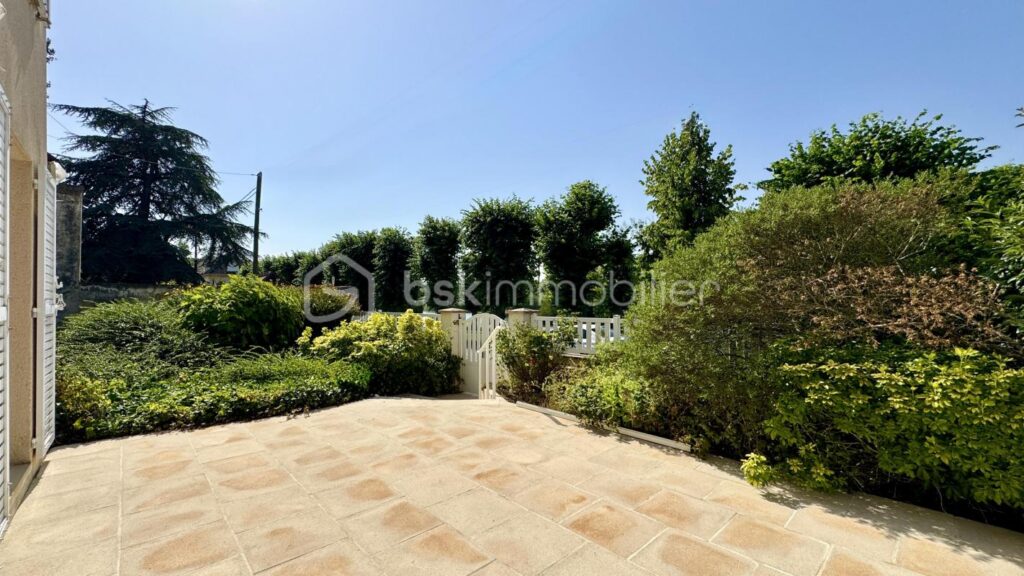 À vendre : Grande maison de ville à Germigny-l’Évêque 210m2 – 7 pièces – 5 chambres – 210 m²