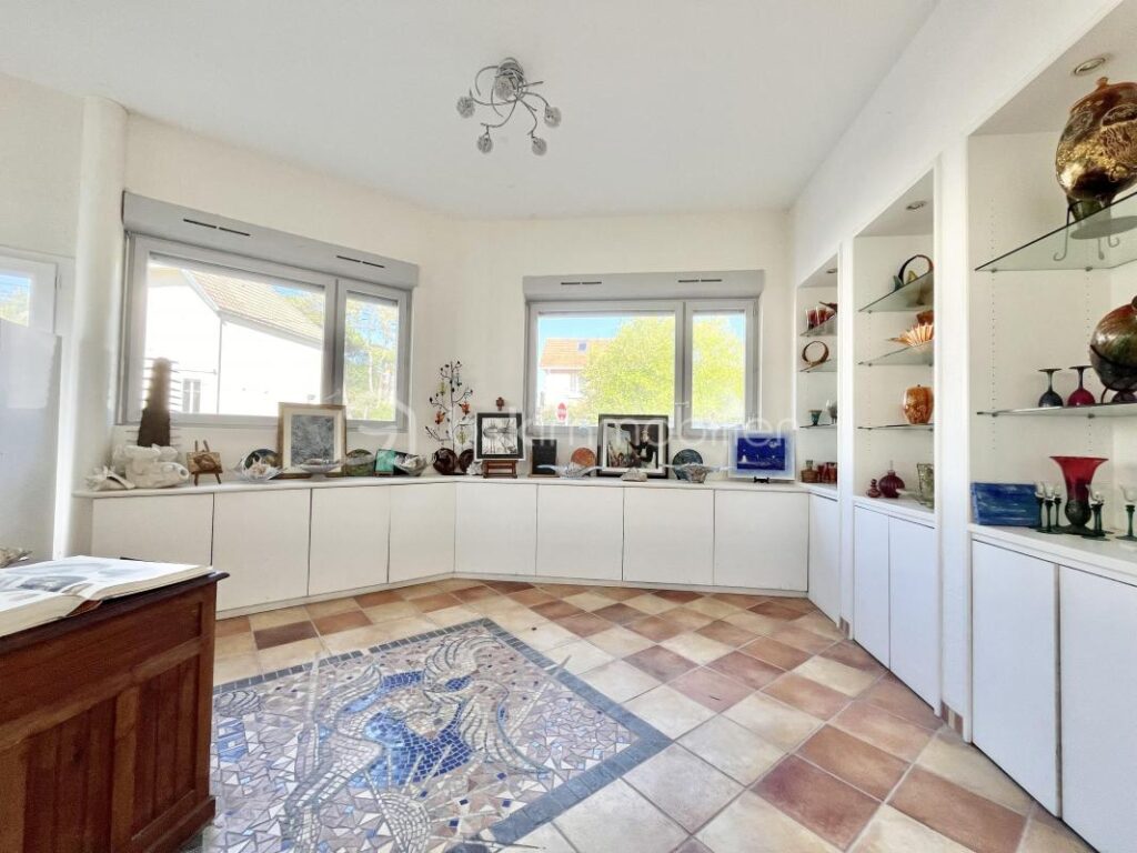 IMMEUBLE MIXTE DE 348m2 AVEC HÔTEL, LOFT, BOUTIQUE ET CAFÉ ! – 11 pièces – NR chambres – 348 m²