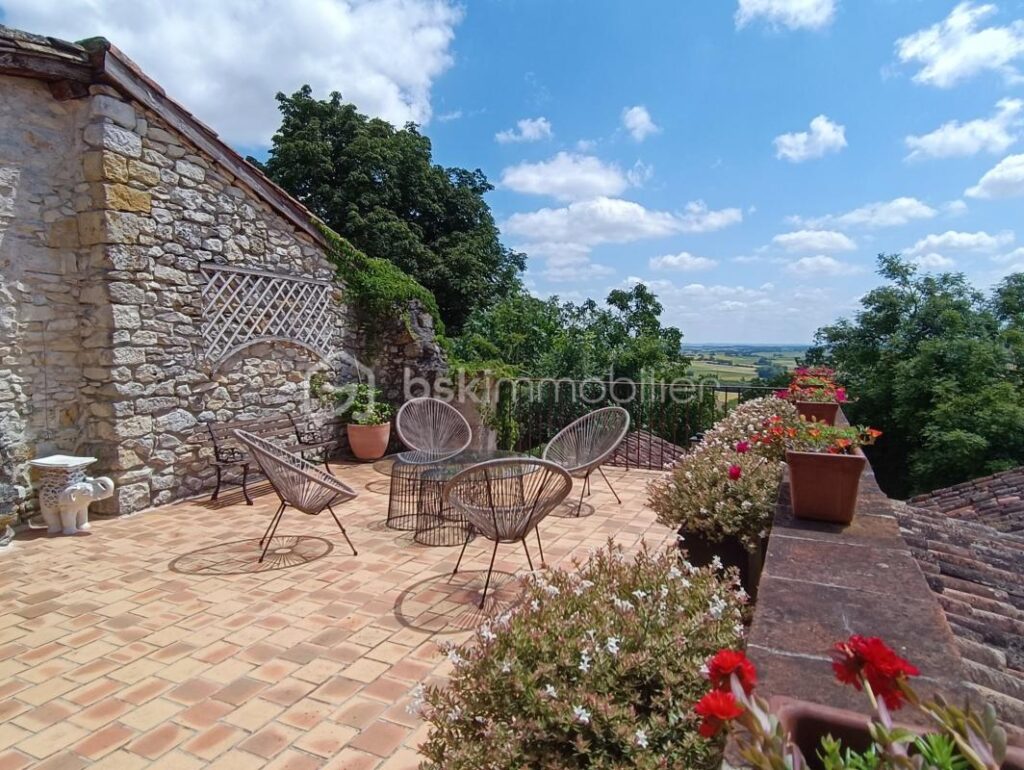 Une Perle Cachée au Cœur d’un Charmant Village du Gers – 12 pièces – 6 chambres – 278 m²