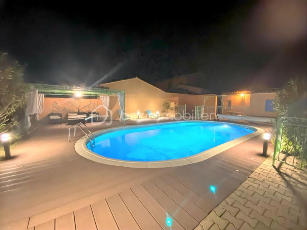 Maison de plain-pied avec piscine, jardin entièrement clôturé avec vue dégagée sur les monts du Luberon – 7 pièces – 4 chambres – 150 m²