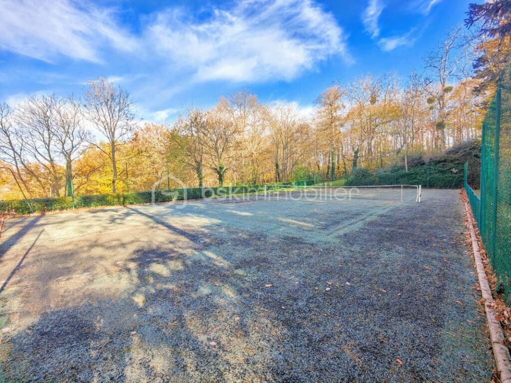 Propriété 2 maisons parc boisé privé av tennis – 11 pièces – 6 chambres – 234 m²