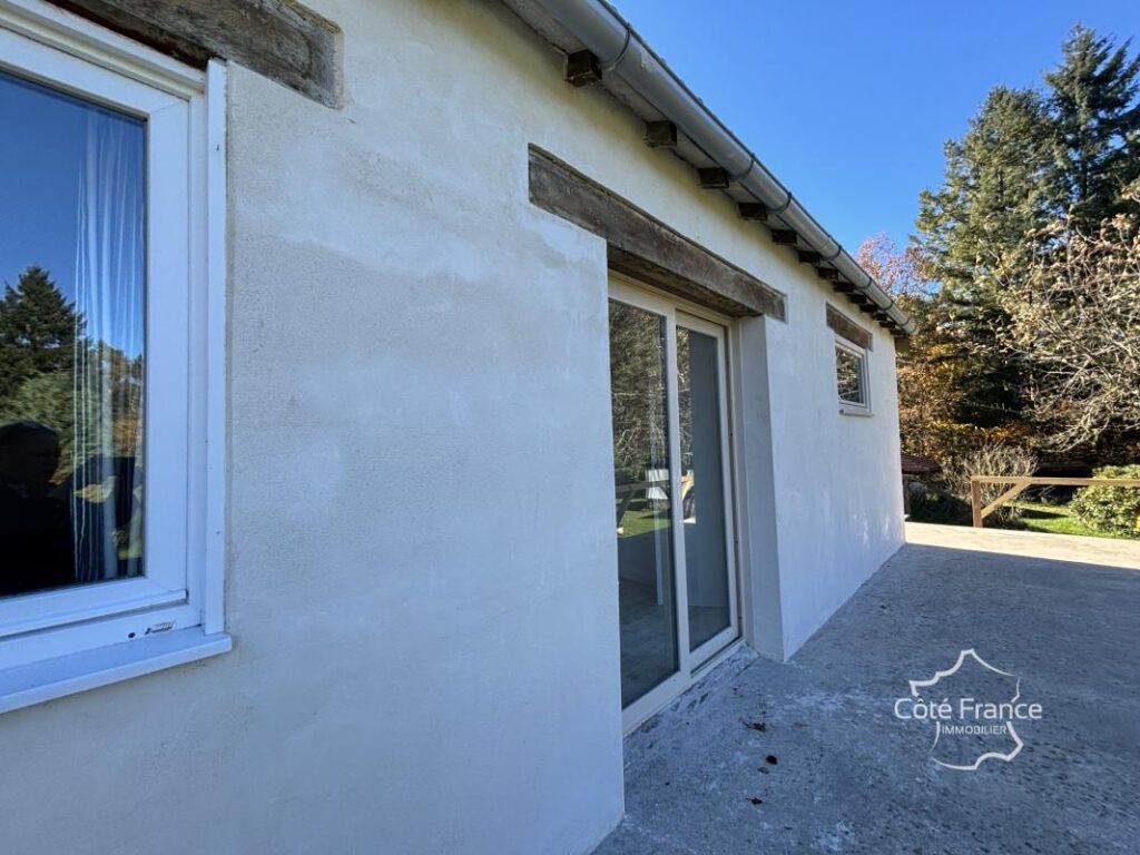 Maison d’été très charmante avec plus de 5 hectares du terra – 3 pièces – 2 chambres – 65 m²