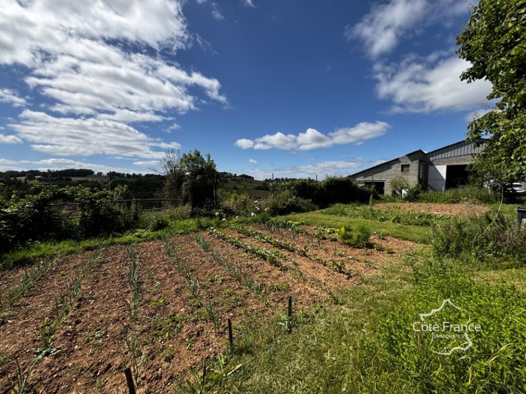 Corps de ferme avec maison d’habitation, plusieurs grandes d – 6 pièces – 3 chambres – 98 m²