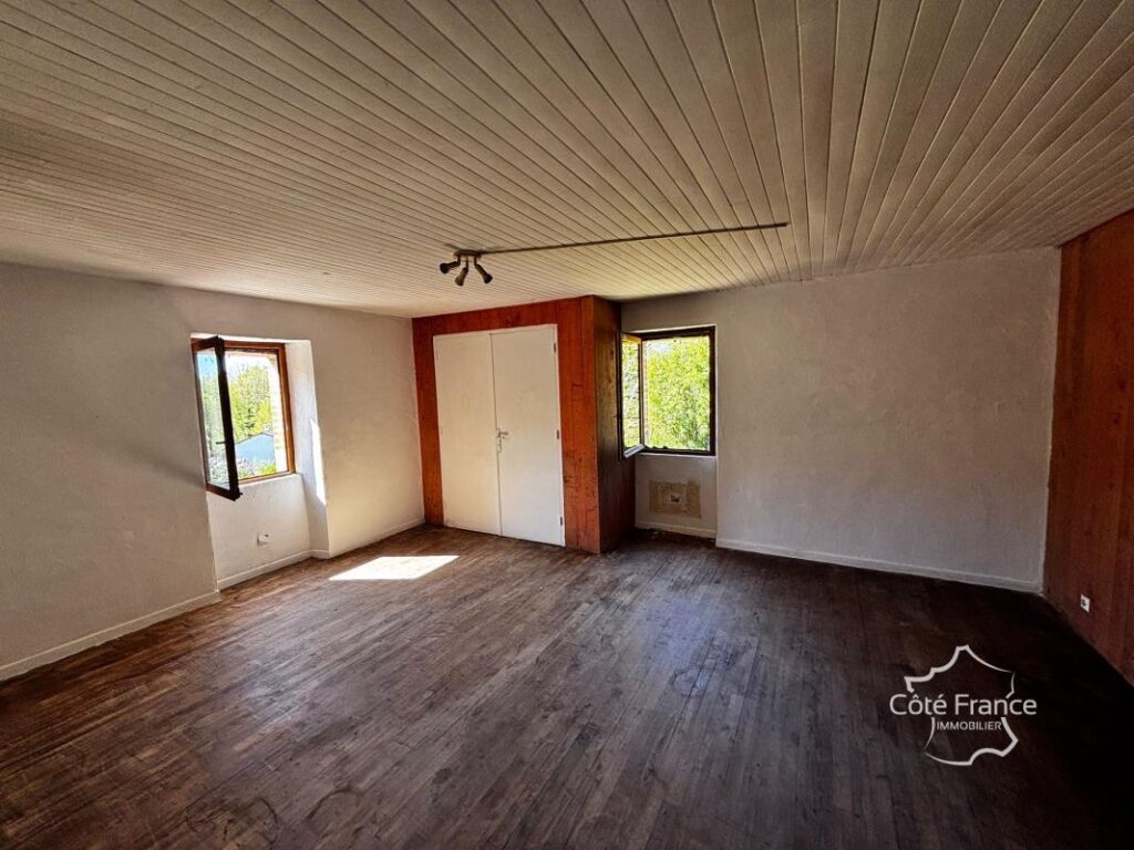 Très charmante maison Auvergnate à rénover, avec beau jardin – 5 pièces – 3 chambres – 75 m²