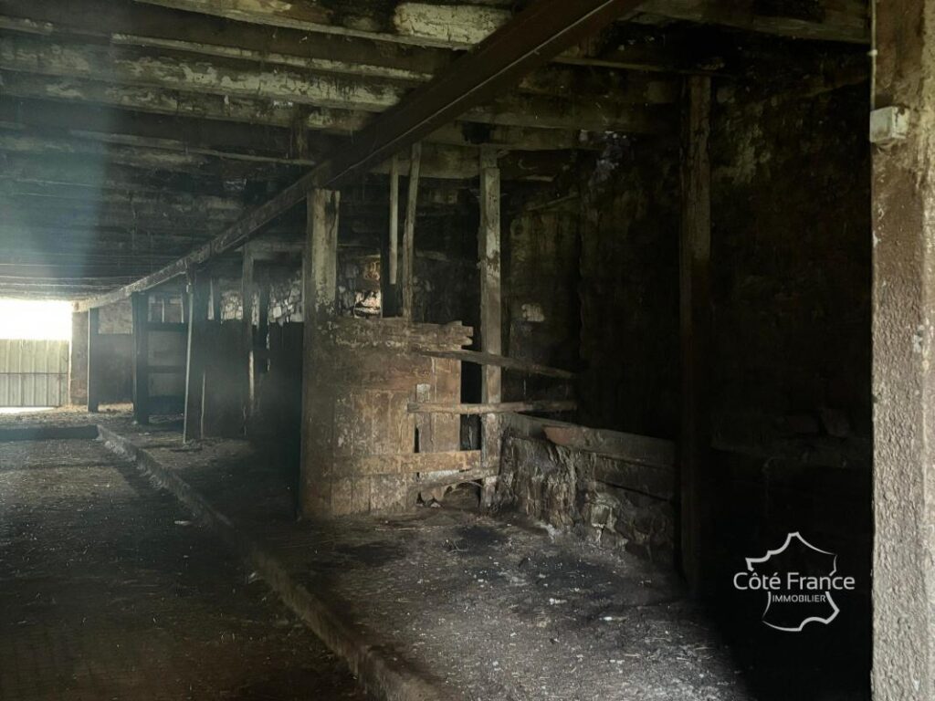 Grande grange d’une beauté exceptionnelle à vendre St. Julie – 2 pièces – 2 chambres – 375 m²