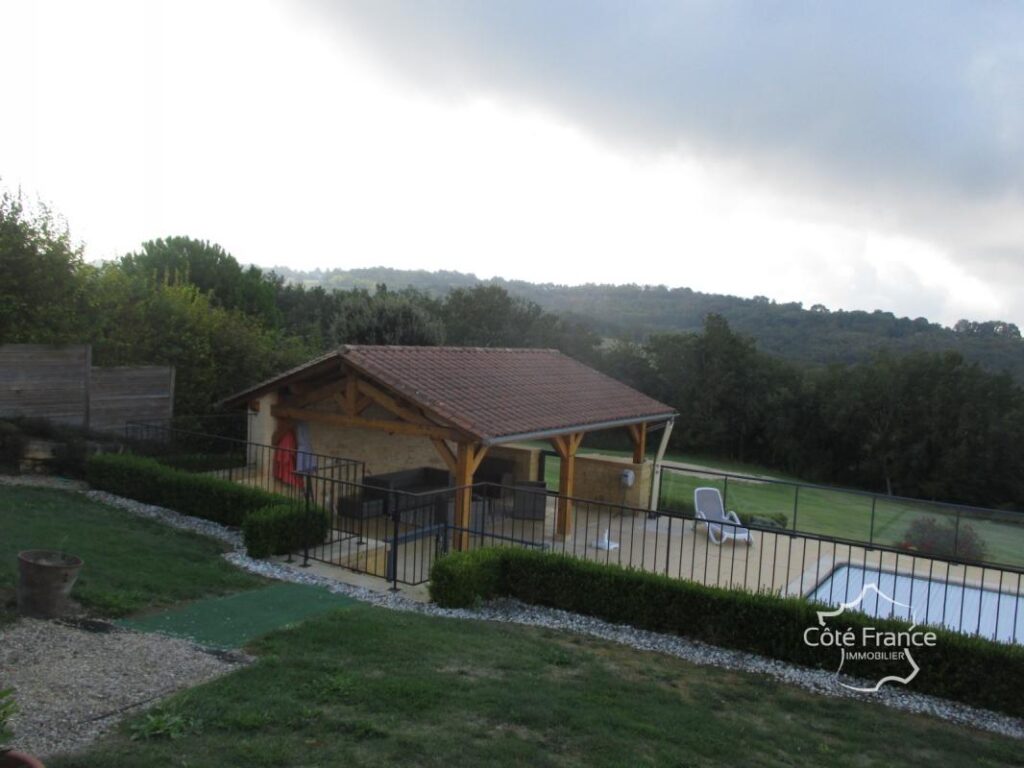 DORDOGNE-SARLAT LA CANEDA: ENSEMBLE IMMOBILIER DE GITES – NR pièces – 15 chambres – 720 m²