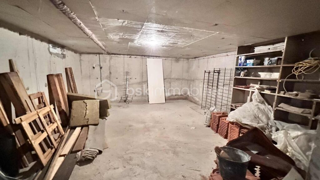 VILLA AVEC SOUS-SOL COMPLET SUR 2 510 m² DE TERRAIN CONSTRUCTIBLE – 4 pièces – 3 chambres – 103 m²