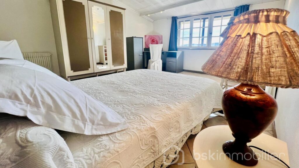 Maison avec vue superbe, grand sous-sol et vaste terrain – 12 pièces – 6 chambres – 185 m²