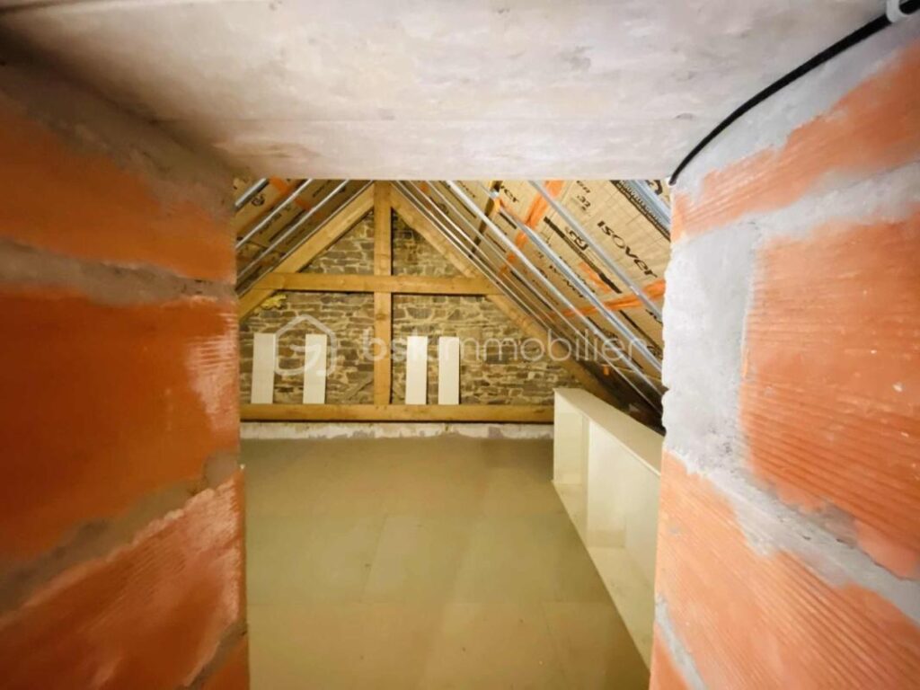 NOUVEAU : Maison en Pierre 167 M² Habitable ( Centre Bourg GUILLIERS) – 10 pièces – 4 chambres – 1638 m²