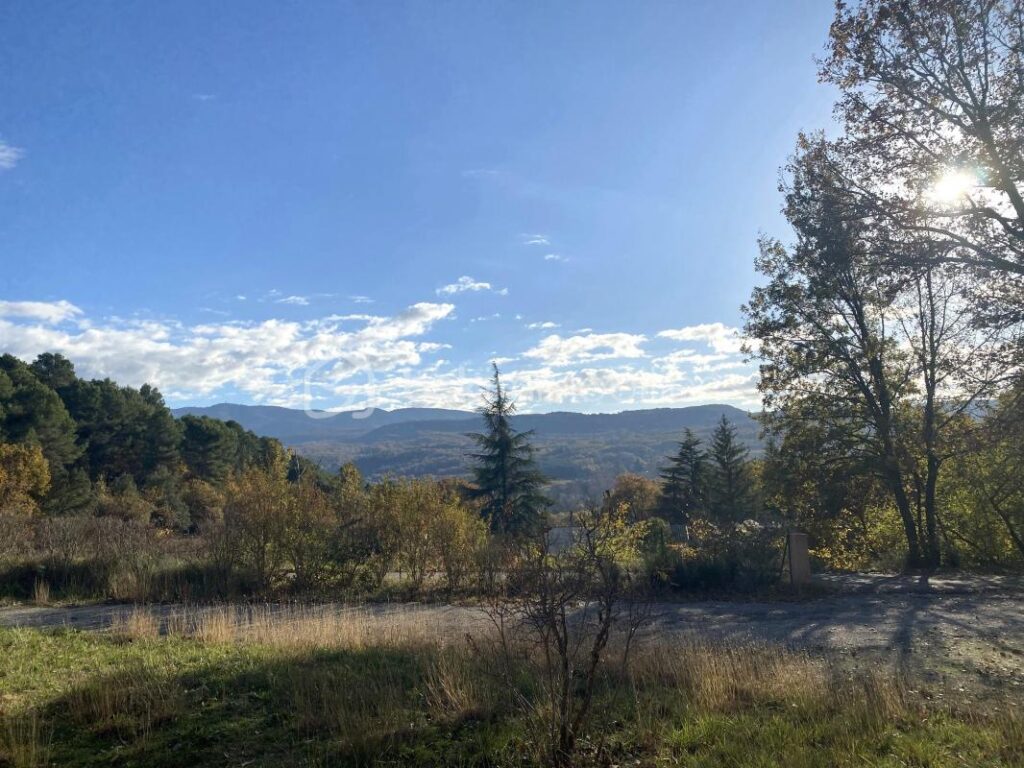 Maison traditionnelle de plain-pied de 133 m² – 6 pièces – 4 chambres + Grand Garage + Patio, sur un terrain de 4 000 m² – 6 pièces – 4 chambres – 133 m²