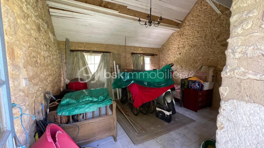 Grande propriété en pierre sur 86000m² de terrain – 7 pièces – 5 chambres – 226 m²