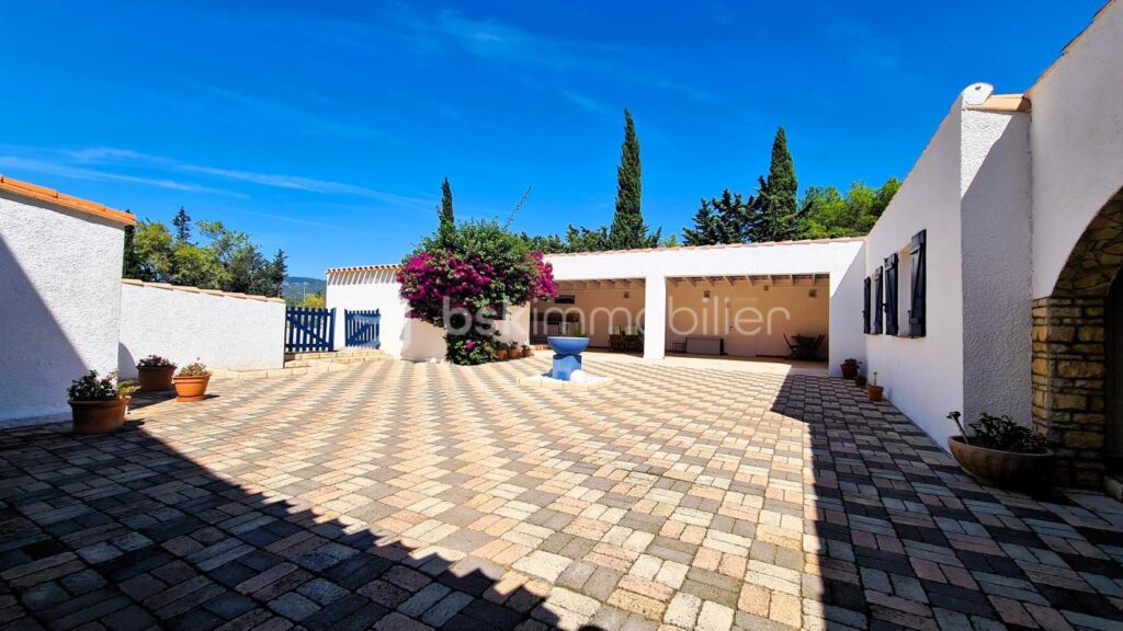 ***Propriété atypique- 299m²- T8- Terrasse- Cour- Garage- Extérieur- Calme- Vue***- Isolé- La Palme*** – 9 pièces – 6 chambres – 299 m²