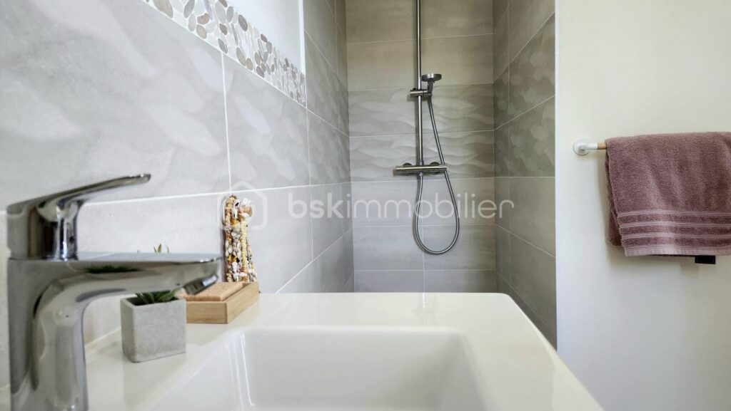 Maison moderne construite en 2020 + terrain constructible pour éventuelle extension – 7 pièces – 5 chambres – 202 m²