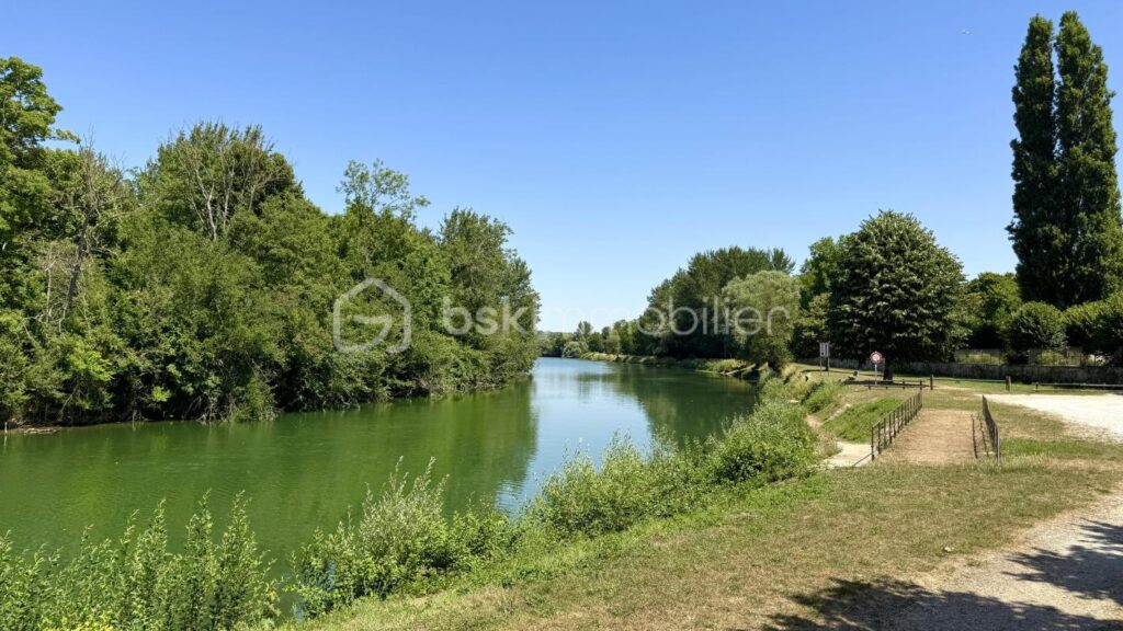 À vendre : Grande maison de ville à Germigny-l’Évêque 210m2 – 7 pièces – 5 chambres – 210 m²